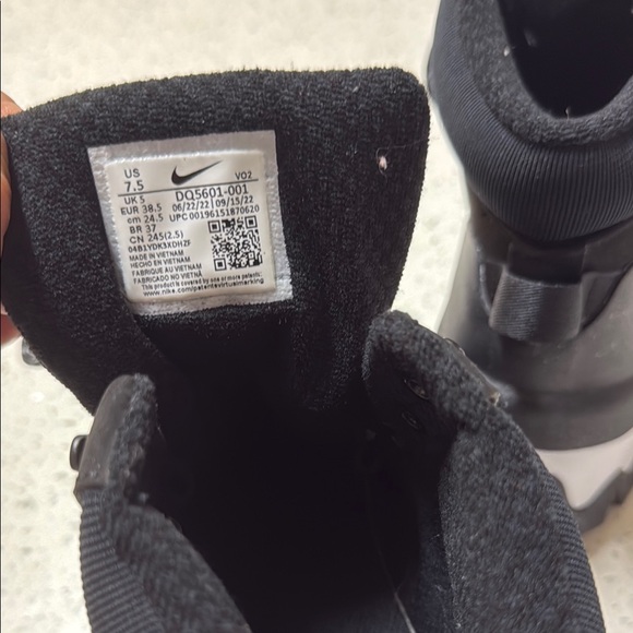 Nike Black Sneakers Sleek Design - Picture 5 of 9